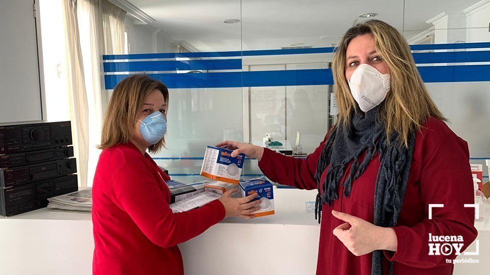 La edil de Servicios Sociales entrega mascarillas a la directora de la residencia Luz de Aras. La edil de Servicios Sociales entrega mascarillas a la directora de la residencia Luz de Aras.