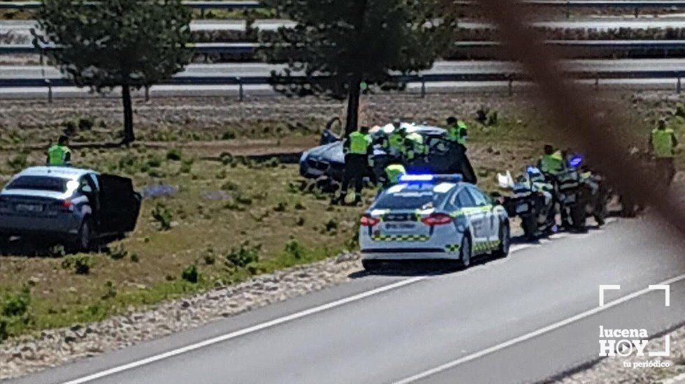 Imagen del despliegue de la Guardia Civil en el lugar del accidente. Al fondo el vehículo del detenido. Imagen del despliegue de la Guardia Civil en el lugar del accidente. Al fondo el vehículo del detenido.