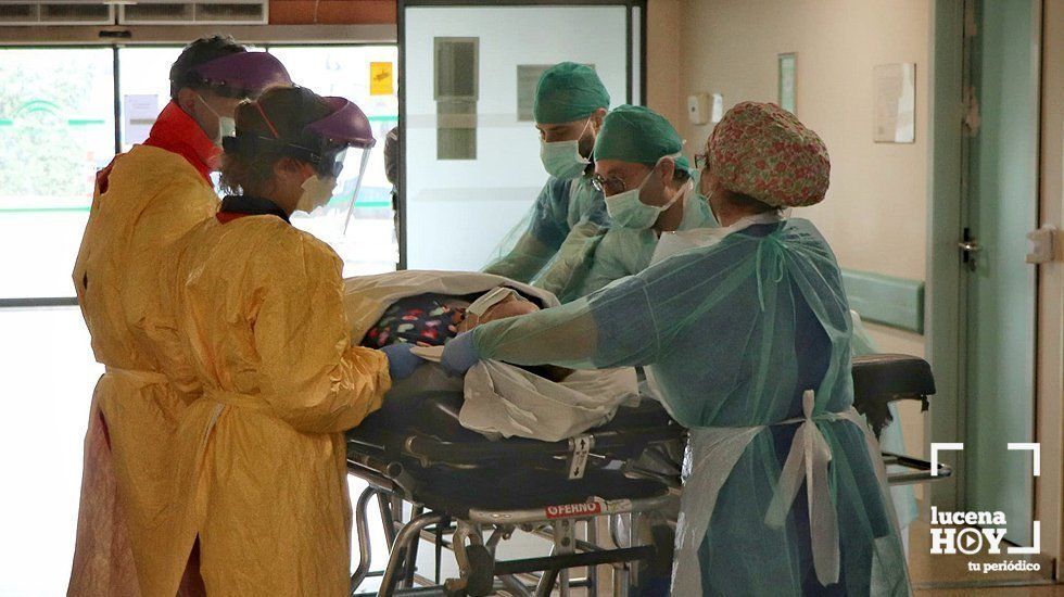 Personas sanitario atiende el ingreso de un paciente de Covid-19 en el hospipal de Córdoba Personas sanitario atiende el ingreso de un paciente de Covid-19 en el hospipal de Córdoba