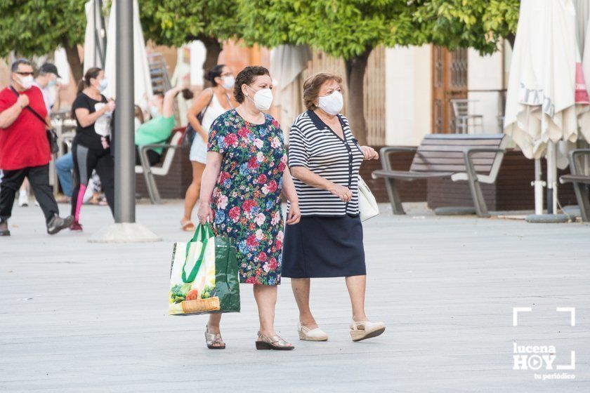 Dos mujeres pasean por la Plaza Nueva provistas de mascarillas Dos mujeres pasean por la Plaza Nueva provistas de mascarillas