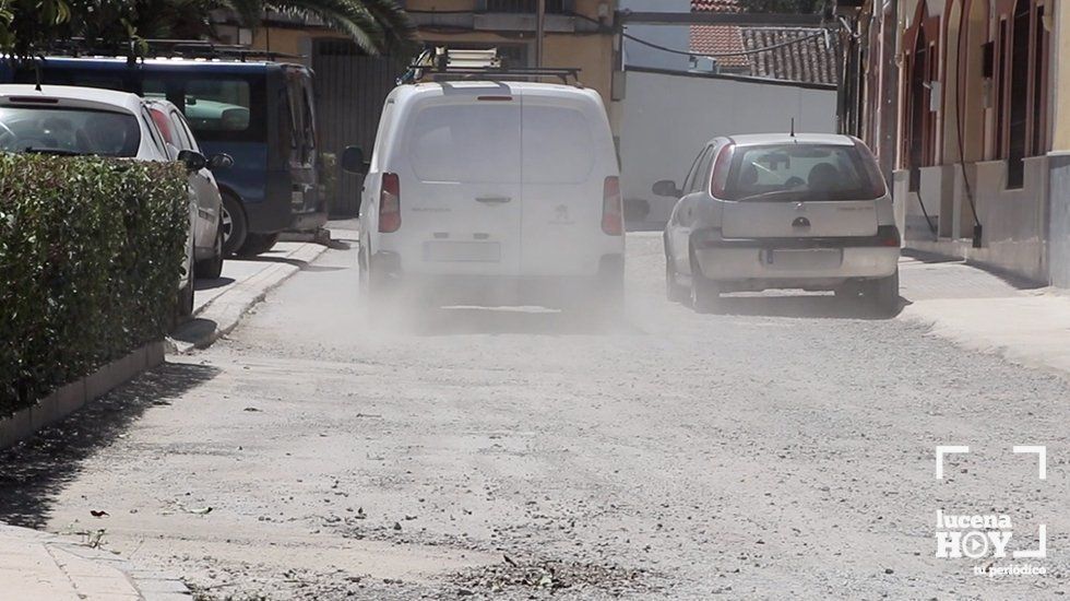 Un coche levanta polvo al pasar por la calle Trasmatadero, sin asfaltar desde hace meses Un coche levanta polvo al pasar por la calle Trasmatadero, sin asfaltar desde hace meses