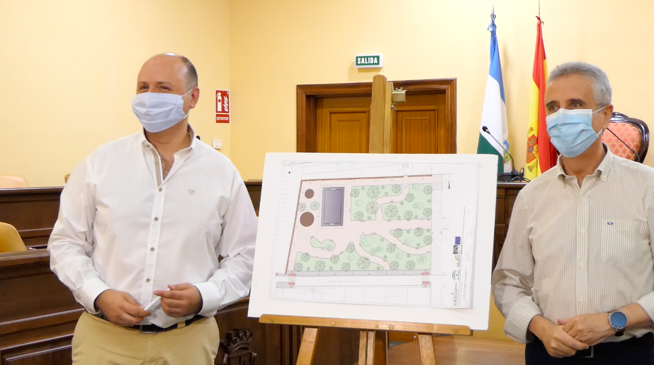 César del Espino y Juan Pérez junto al plano de la nueva zona verde César del Espino y Juan Pérez junto al plano de la nueva zona verde