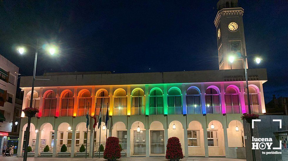 El ayuntamiento de Lucena iluminado con los colores de la bandera del colectivo LGTBI el pasado fin de semana El ayuntamiento de Lucena iluminado con los colores de la bandera del colectivo LGTBI el pasado fin de semana