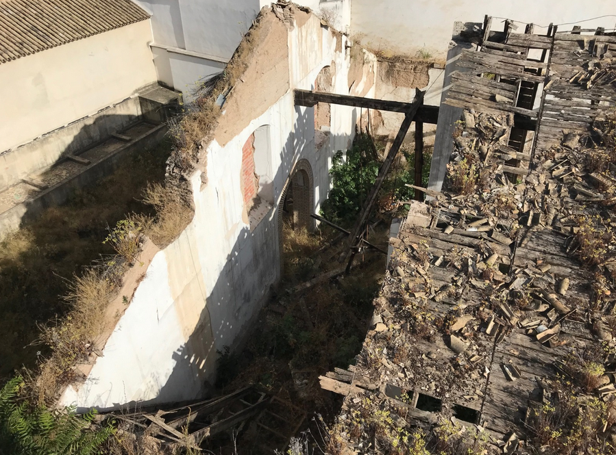 Vista superior de una de las naves de la bodega, en la que puede apreciarse el grado de deterioro de la cubierta Vista superior de una de las naves de la bodega, en la que puede apreciarse el grado de deterioro de la cubierta