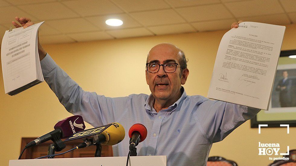 José Pedro Moreno muestra los procolos contra el acoso laboral firmados en 2017 por todos los grupos políticos municipales José Pedro Moreno muestra los procolos contra el acoso laboral firmados en 2017 por todos los grupos políticos municipales