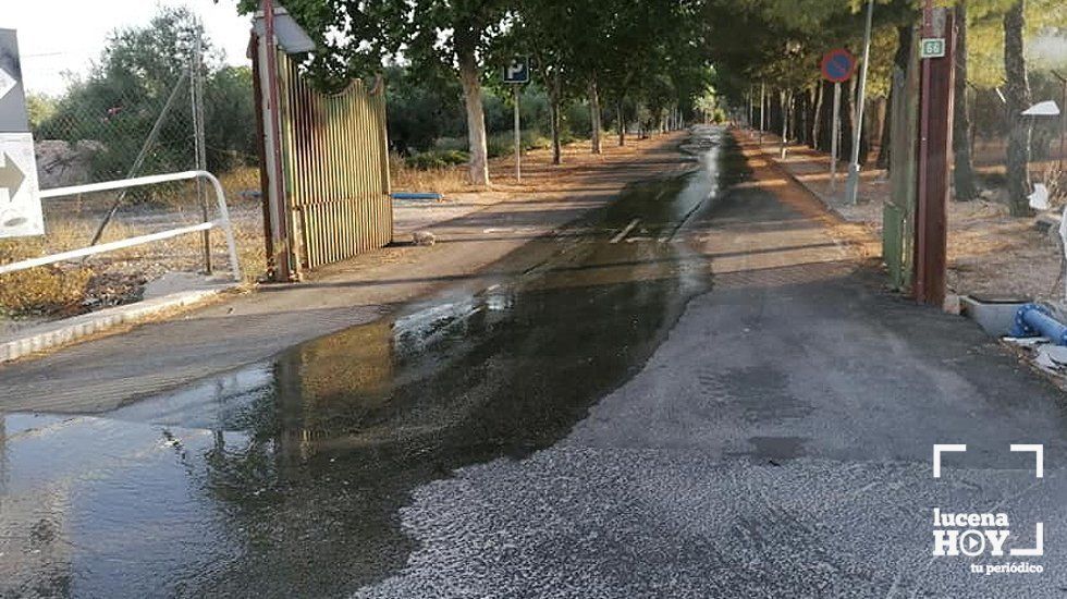 Un río de agua provocado por la rotura de las tuberías en la zona alta del complejo de Los Santos. Un río de agua provocado por la rotura de las tuberías en la zona alta del complejo de Los Santos.