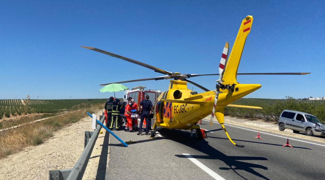 Un momento del traslado dl herido al helicóptero del 061. Foto: 061 Córdoba Un momento del traslado dl herido al helicóptero del 061. Foto: 061 Córdoba