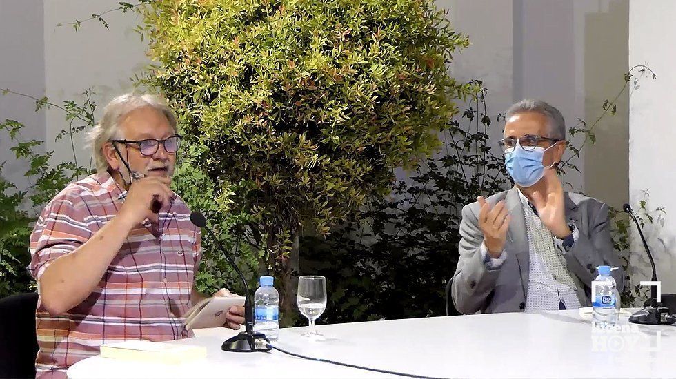 Luis Felipe Comendador y Juan Pérez durante la presentación del poemario Luis Felipe Comendador y Juan Pérez durante la presentación del poemario