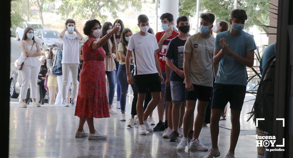 Filas de alumnos entrando al IES Sierra de Aras esta mañana Filas de alumnos entrando al IES Sierra de Aras esta mañana