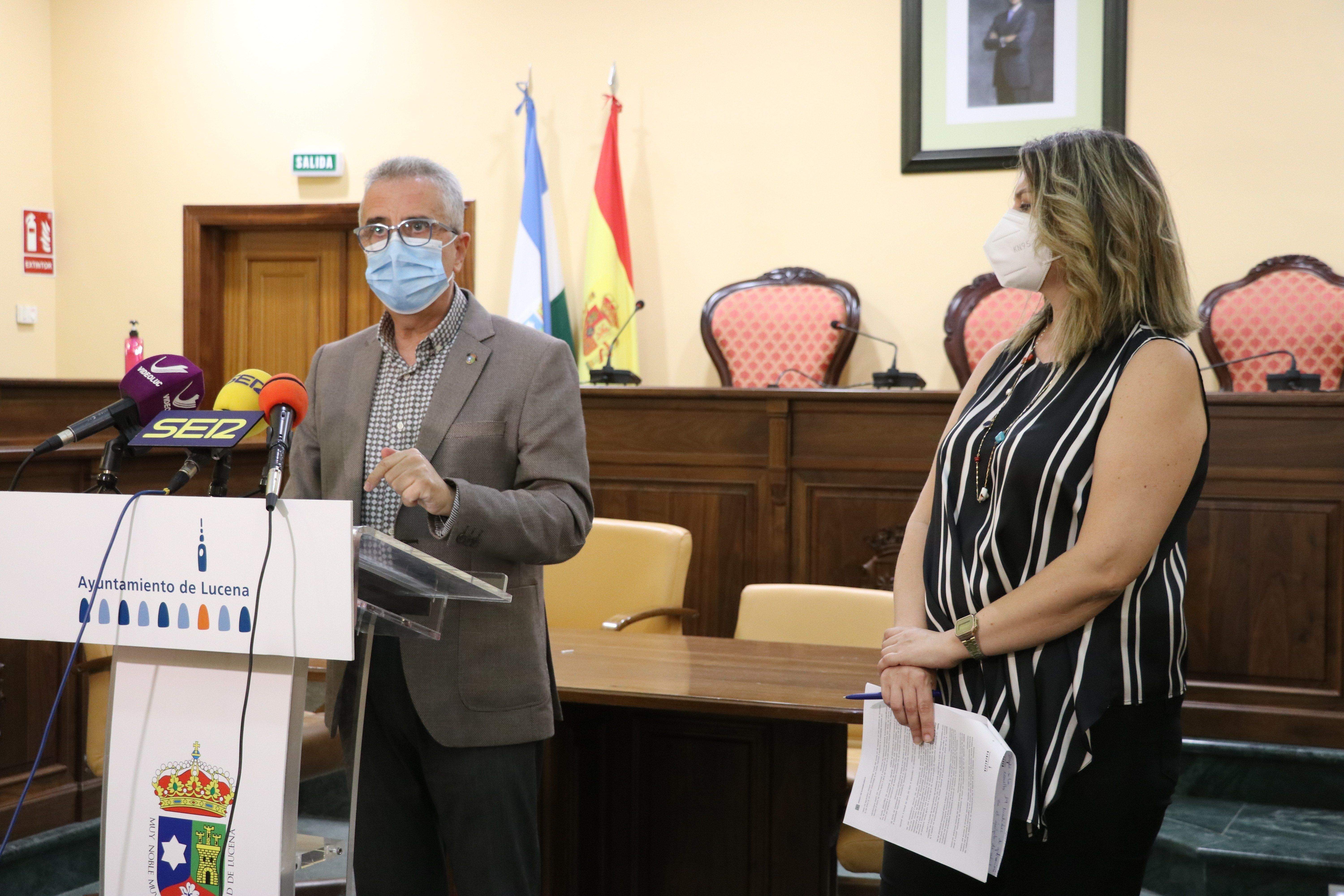 Juan Pérez y Carmen Gallardo durante la intervención ante la prensa Juan Pérez y Carmen Gallardo durante la intervención ante la prensa