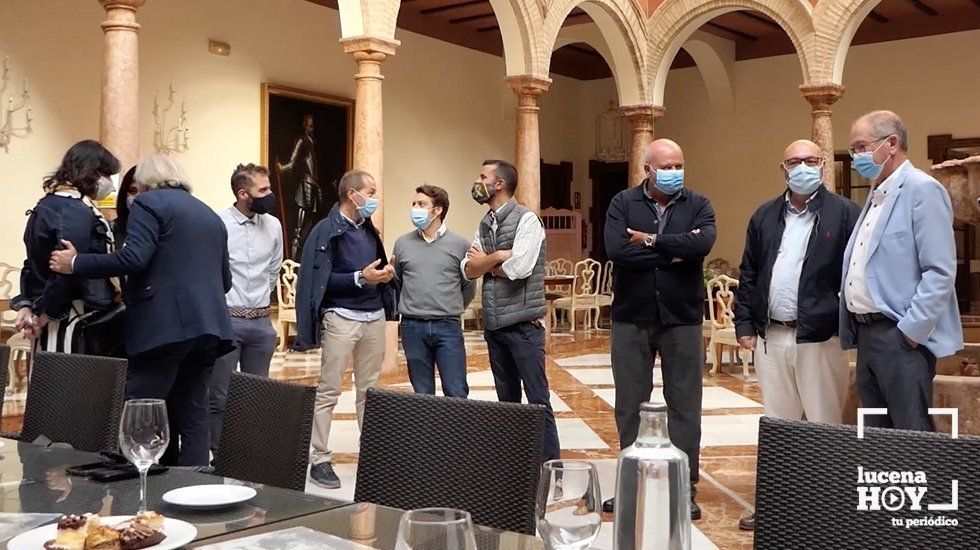 Un momento del encuentro de Hernández con los representantes municipales y orgánicos de Vox Lucena Un momento del encuentro de Hernández con los representantes municipales y orgánicos de Vox Lucena