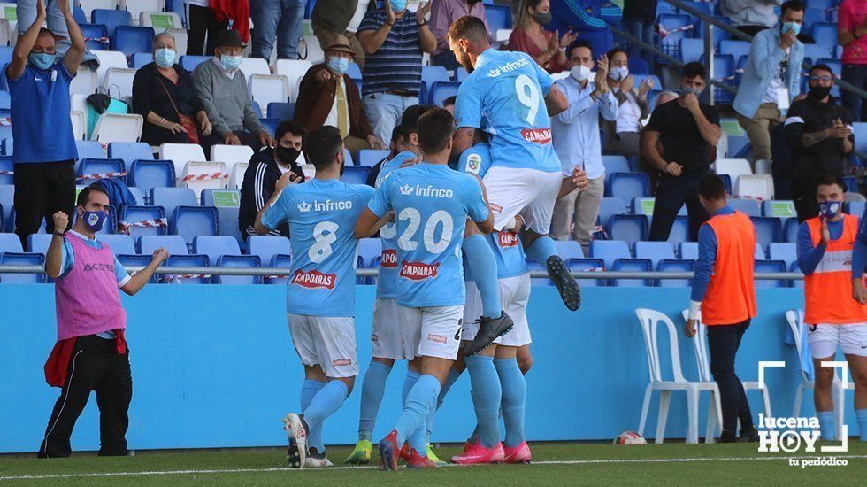 Los jugadores del Ciudad de Lucena celebran el gol de Pablo Gallardo contra el Sevilla C Los jugadores del Ciudad de Lucena celebran el gol de Pablo Gallardo contra el Sevilla C