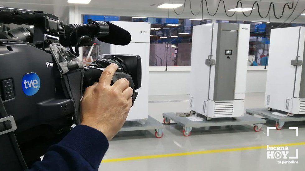 Una cámara de TVE realiza un reportaje en la planta de Infrico el pasado viernes