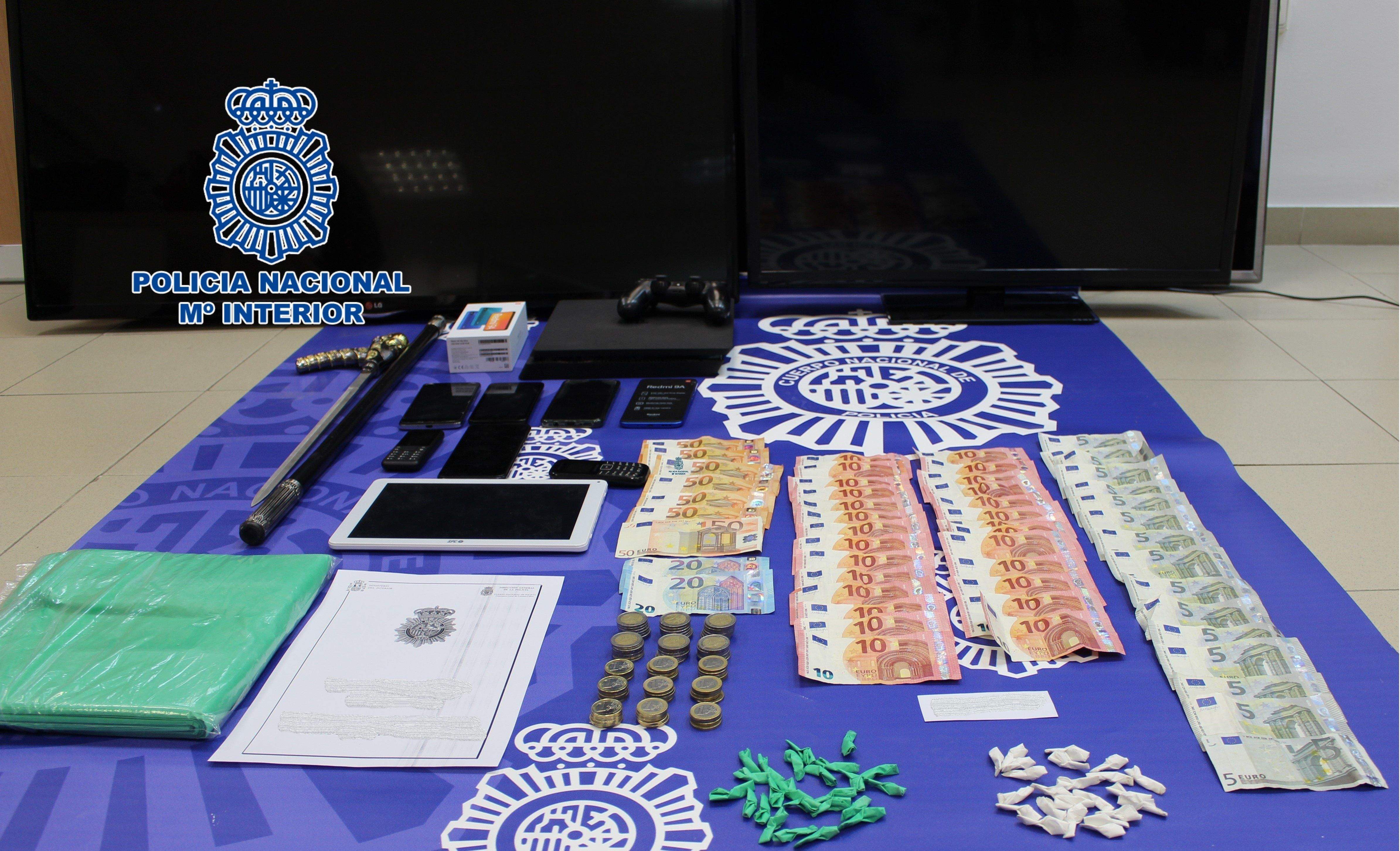 Material y dinero incautados en este operación policial