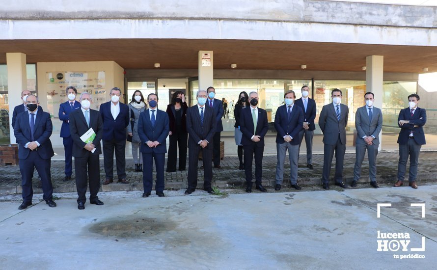 El consejero de Transformación Económica junto a miembros de la corporación municipal y representantes de AFAR a las puertas del antiguo CITMA