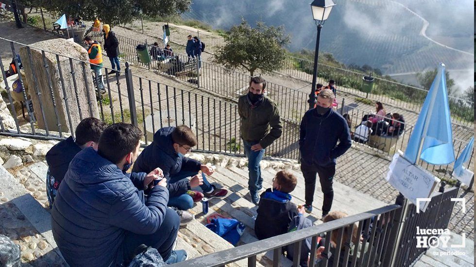 Algunos de los grupos participantes en esta peregrinación en los alrededores del Santuario