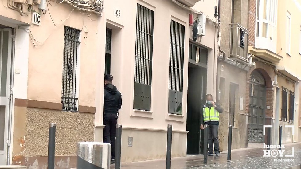 Dos agentes vigilan el edificio de la calle Mediabarba en el que se produjeron los hechos