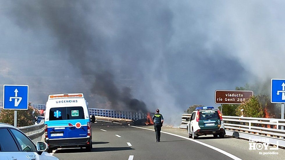 AVANCE: Un camión articulado se precipita al vació en el puente de la A45  en Benamejí y explosiona