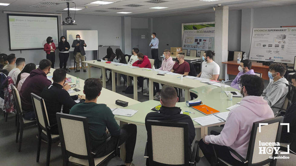  Acto de recepción a los 20 alumnos participantes en el primero de los cursos programados 