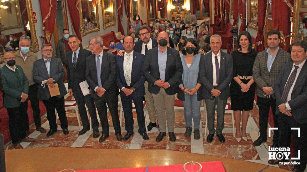Autoridades, ponentes y miembros de la asociación instantes antes del inicio del acto Autoridades, ponentes y miembros de la asociación instantes antes del inicio del acto