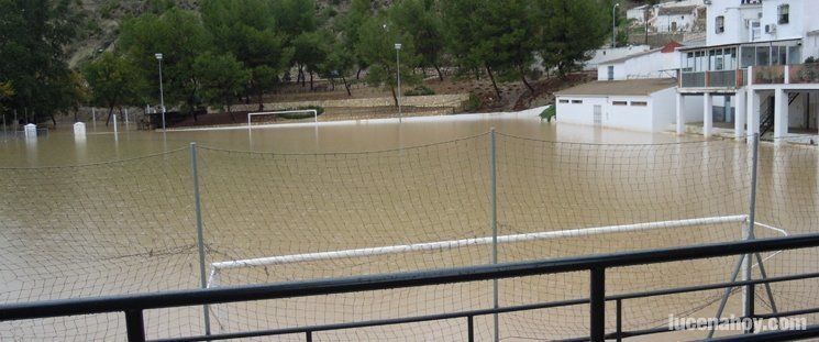  El Genil se desborda en Jauja inundando el campo de fútbol 