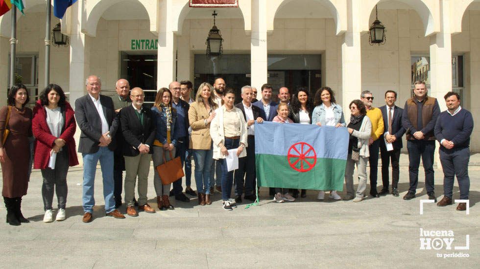  Miembros de la asociación "Asociación Comunidad Gitana de Lucena y Cabra" y la corporación en la Plaza Nueva 