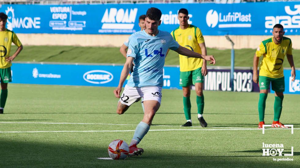  Nacho Fernández durante su lanzamiento de penalti frente a Los Barrios 