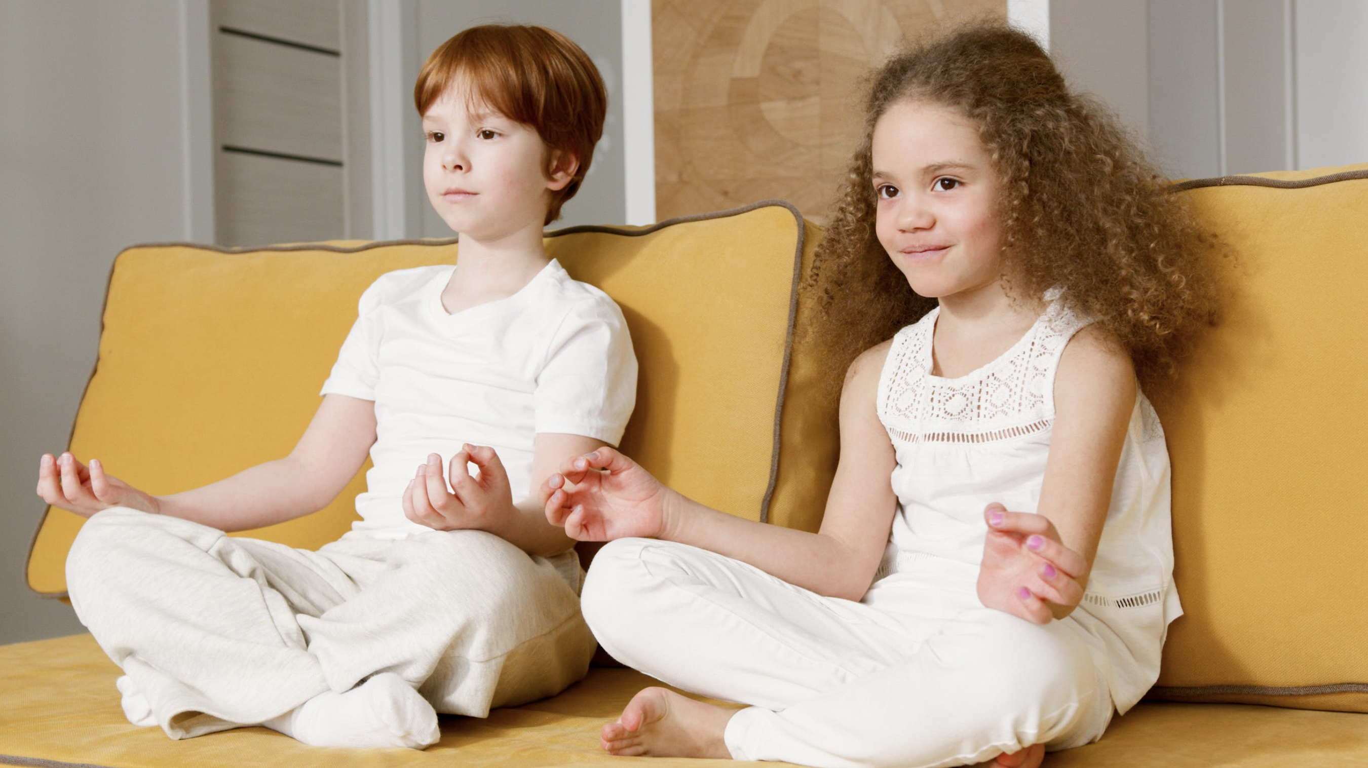 Niños practicando yoga. Foto: Pexels. Artem Podrez