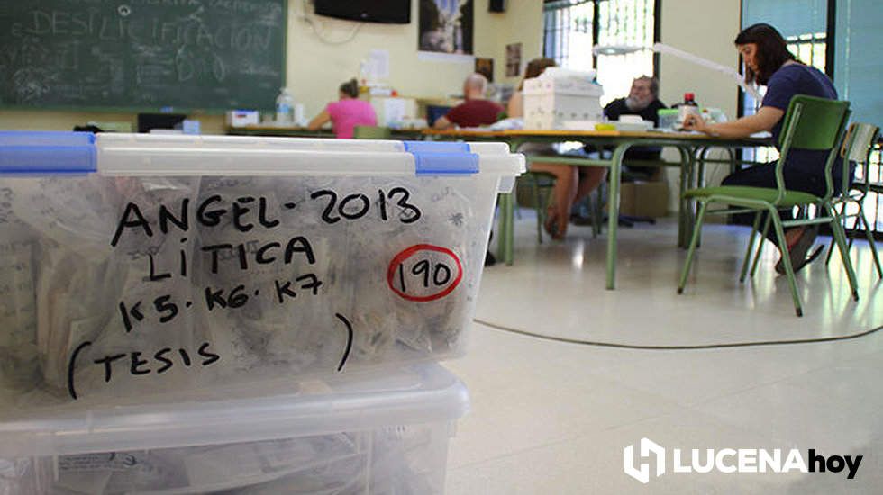  Trabajo de laboratorio durante una campaña de investigación en la Cueva del Ángel. Archivo 