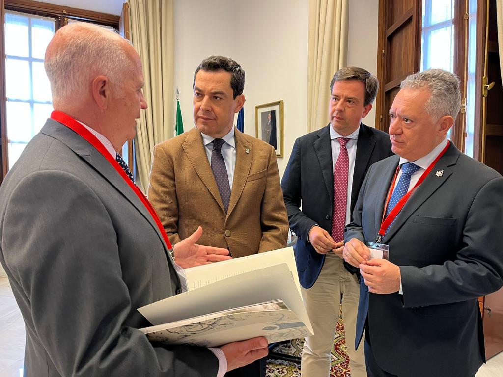 Un momento del encuentro de la cofradía aracelitana con el presidente de la Junta de Andalucía, Juanma Moreno