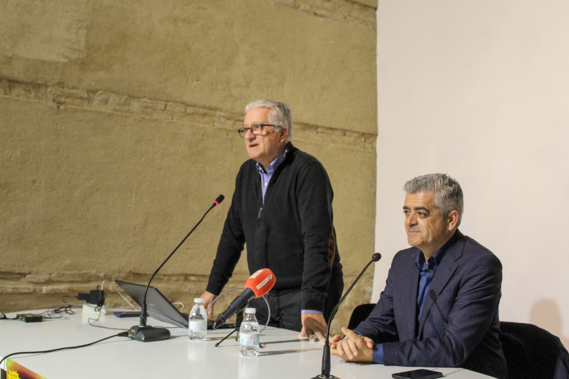 Manolo Casal y Modesto Barragán en la presentación de su libro “Generación tangai”