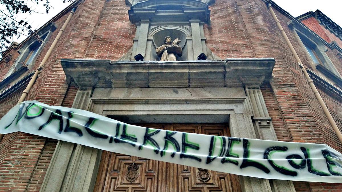 Una pancarta ante el colegio cerrado. Foto: Somos Malasaña