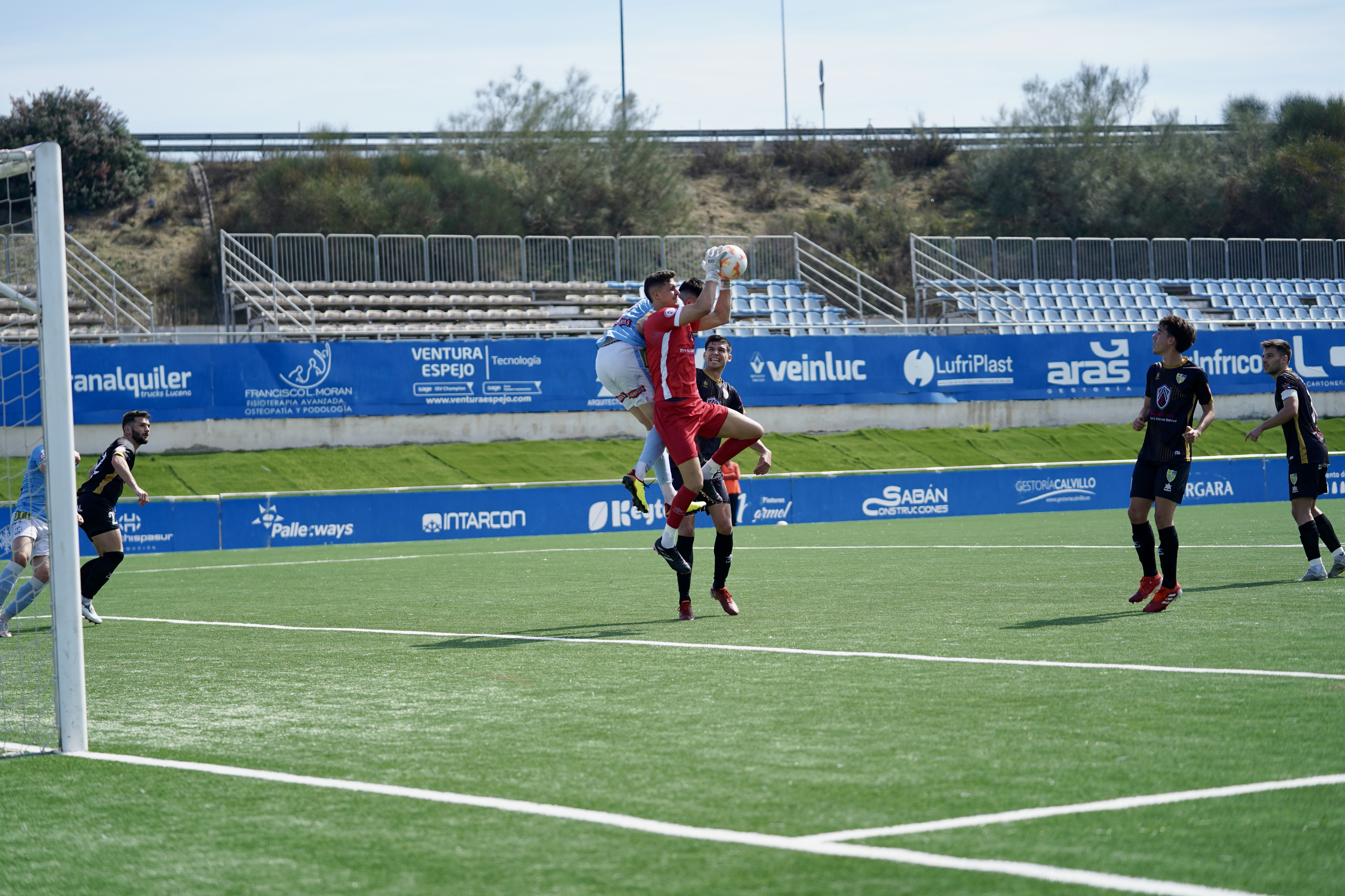 Triunfo agónico del C.D. Ciudad de Lucena en el duelo que le enfrentó al Conil  C.F. - Lucena Noticias