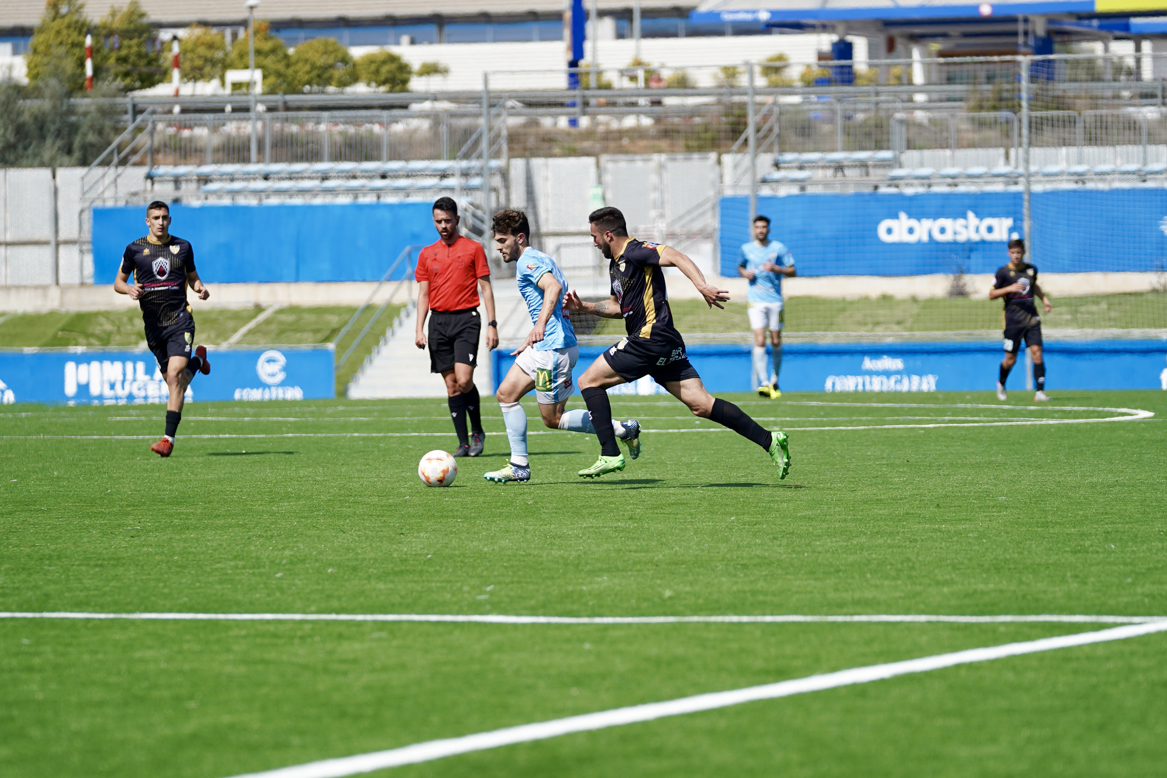 Triunfo agónico del C.D. Ciudad de Lucena en el duelo que le enfrentó al Conil  C.F. - Lucena Noticias