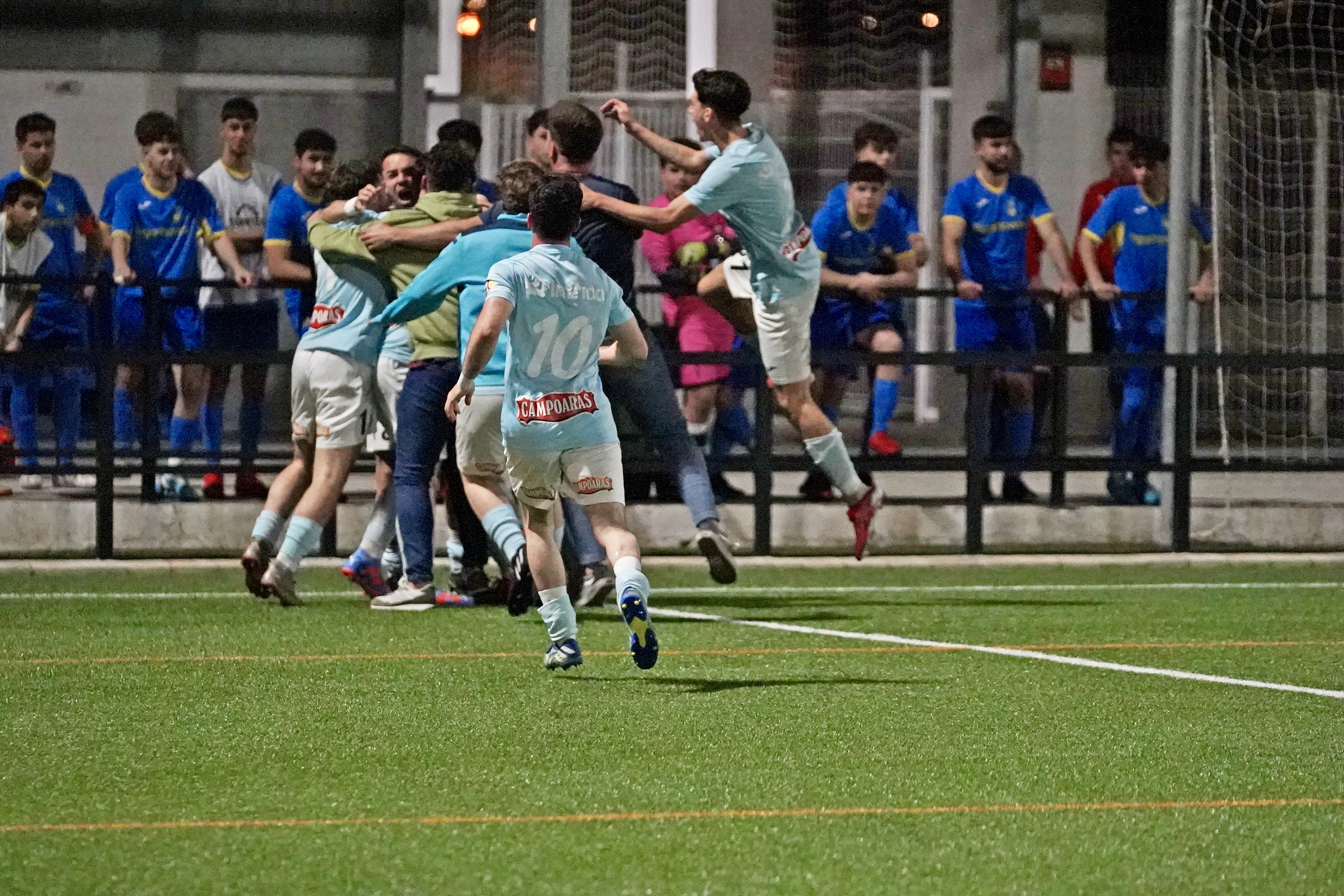 La plantilla del Ciudad de Lucena B celebra su ascenso (Foto: Antonio Dávila)