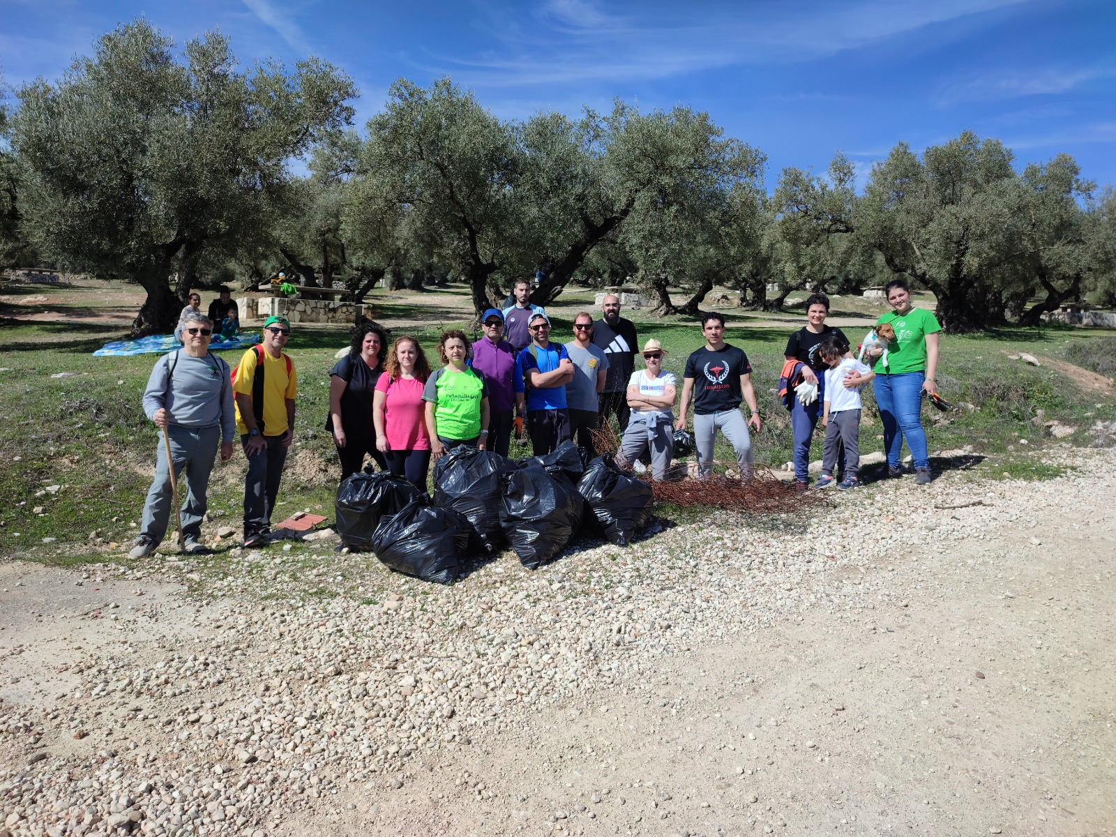 Voluntarios participantes en este campaña de limpieza en la Fuente de la Plata 
