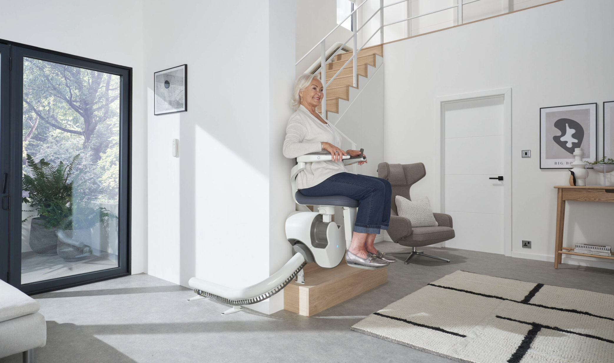 Las sillas salvaescaleras son un dispositivo de movilidad que se instala en una escalera