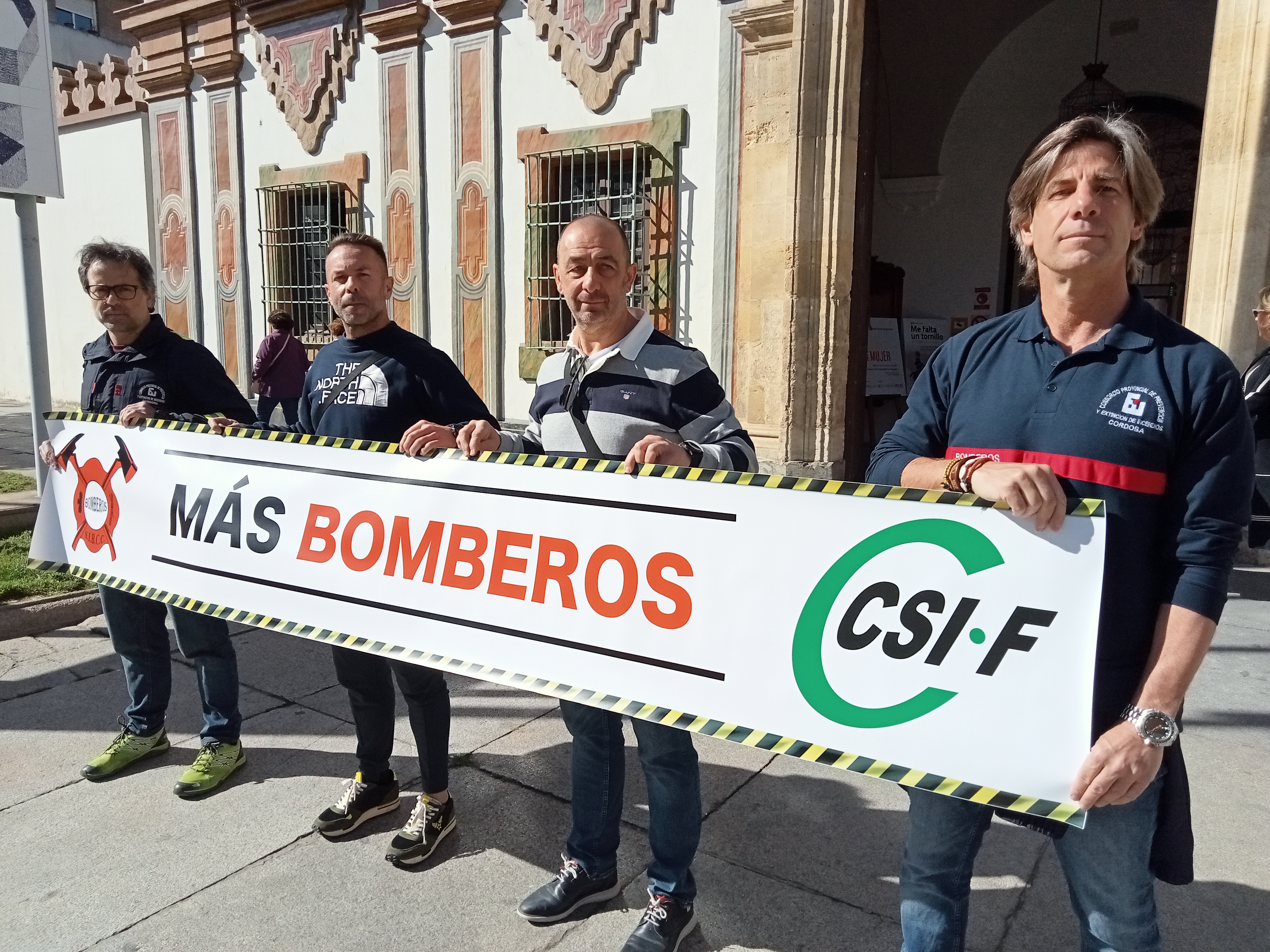 Un momento de la concentración para pedir más personal en los parques de bomberos de la provincia