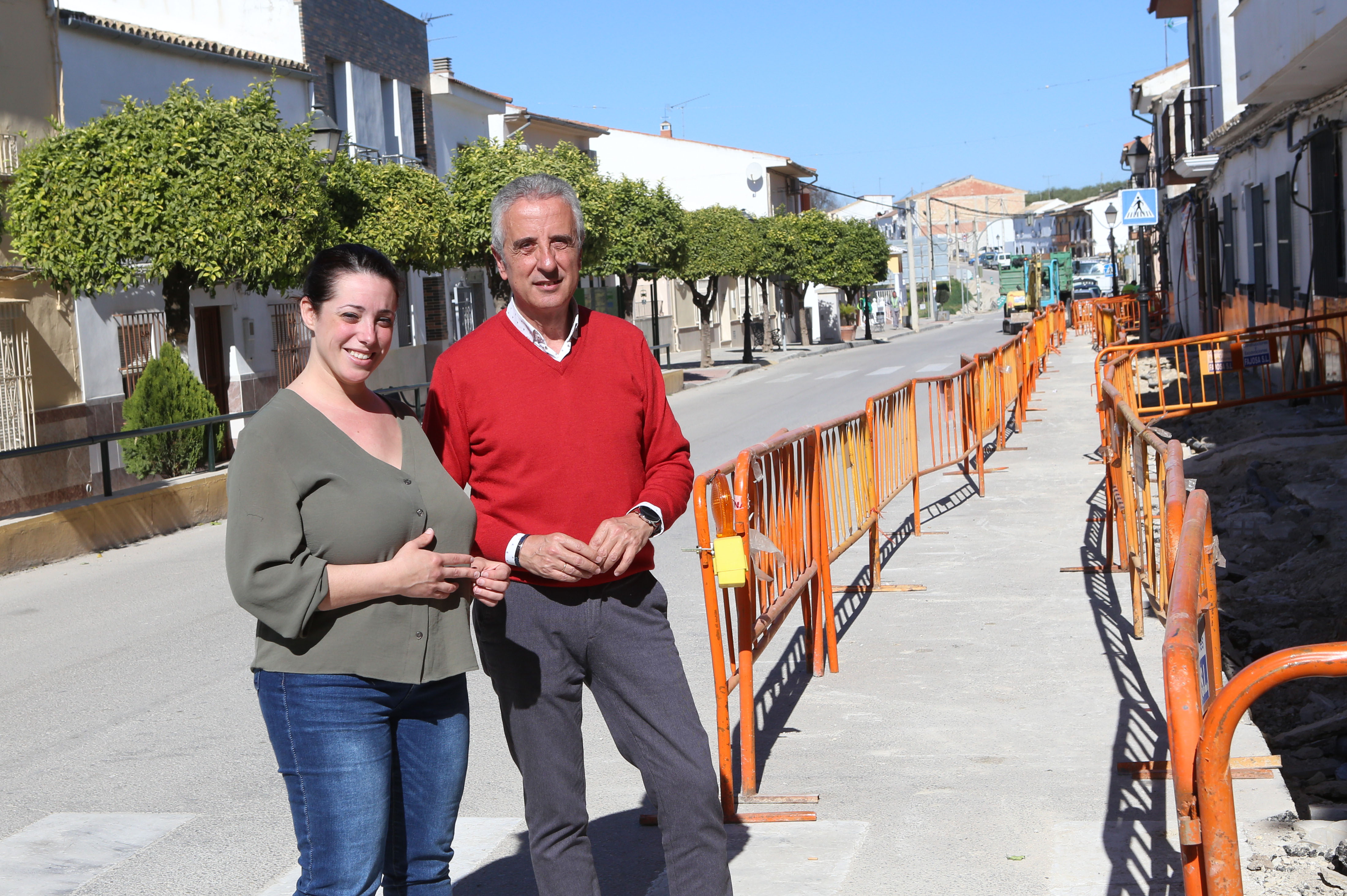 Juan Pérez y Rocío Montes durante la visita a las obras de la calle Navas