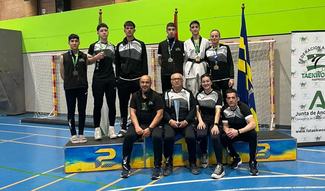 Deportistas y miembros del Club Koryo Lucena en el Campeonato de Andalucía de Taekwondo Sub-21