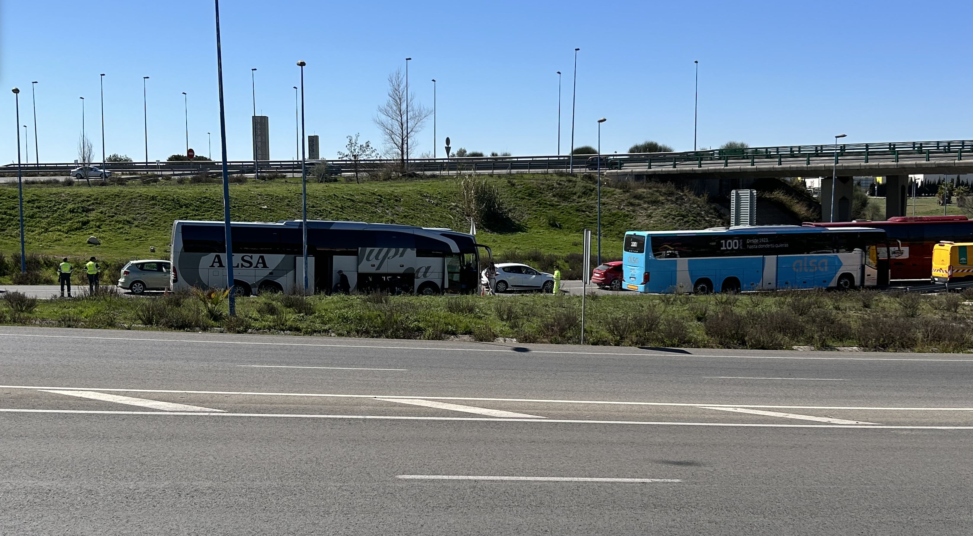 Hacia las dos y media de la tarde un segundo autobús de la misma empresa ha recogido a los pasajeros y sus equipajes para continuar el trayecto hacia su destino