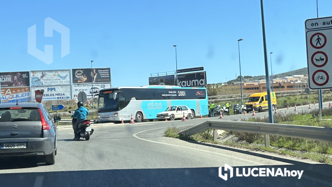 El autobús averiado junto a la entrada de la rotonda El autobús averiado junto a la entrada de la rotonda