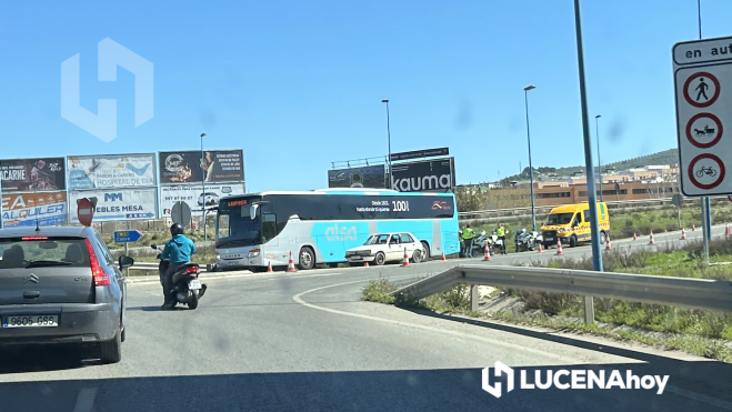 El autobús averiado junto a la entrada de la rotonda