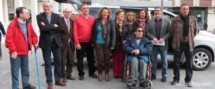  Se presenta el primer taxi de Lucena adaptado a personas con discapacidad 