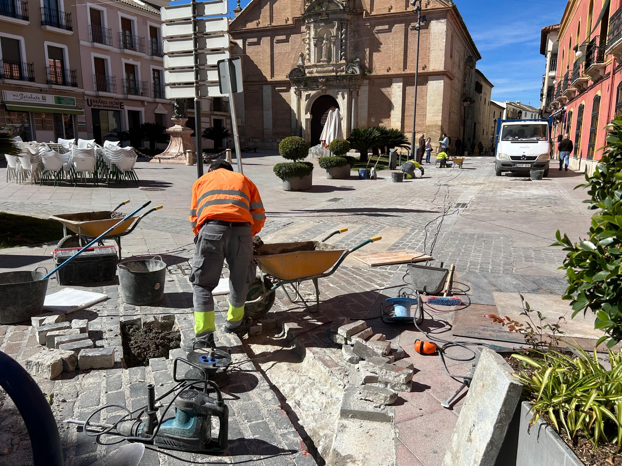 Trabajos de reparación de calles de itinerarios procesiones, esta mañana en la calle San Pedro