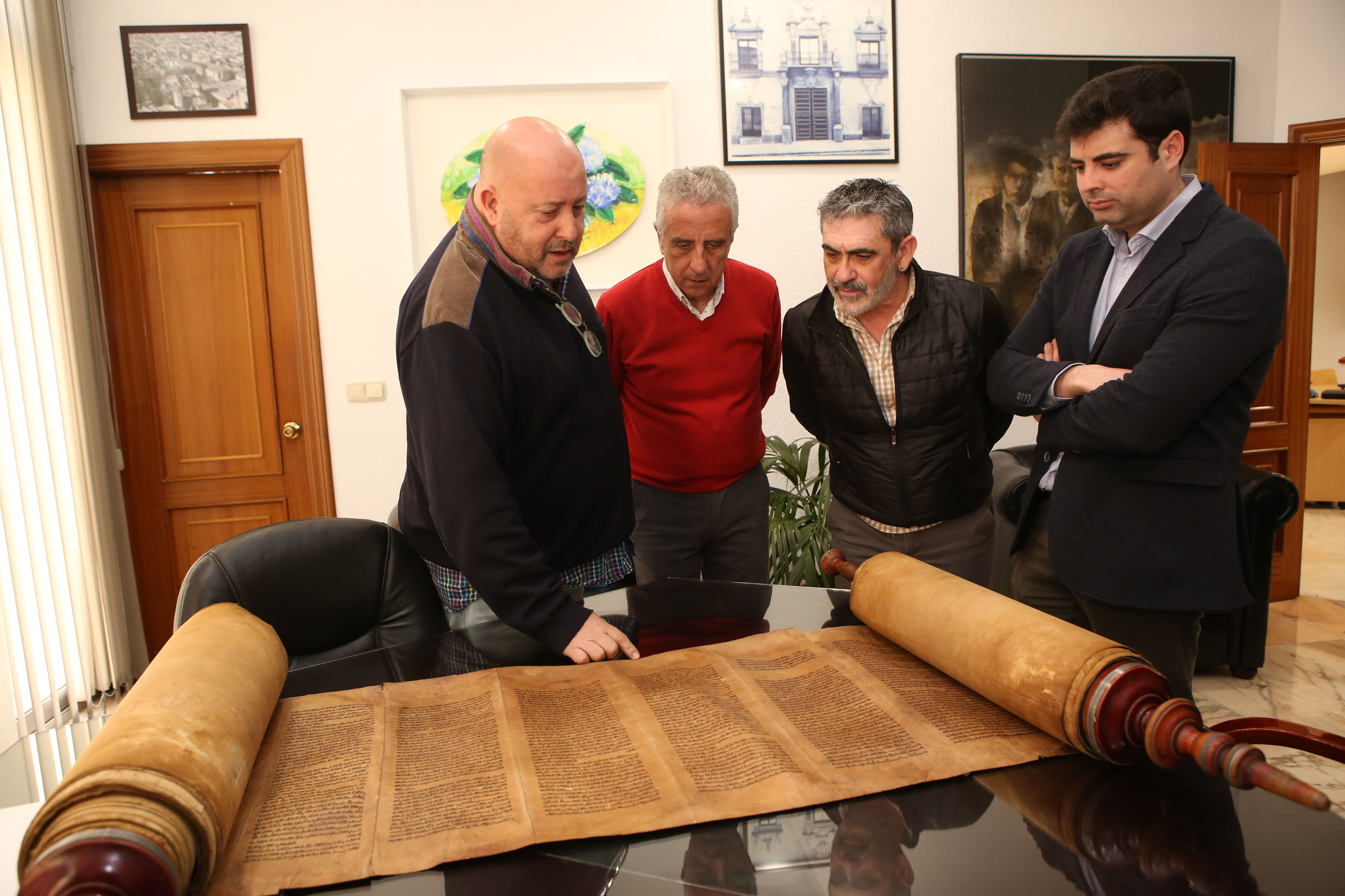 David Obadía muestra la Torá cedida al Ayuntamiento de Lucena