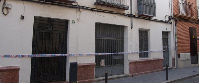  Tres familias desalojadas tras derrumbarse el techo de una casa en calle Alhama 