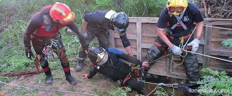  Los bomberos rescatan una perra caída en un pozo abandonado (fotos) 