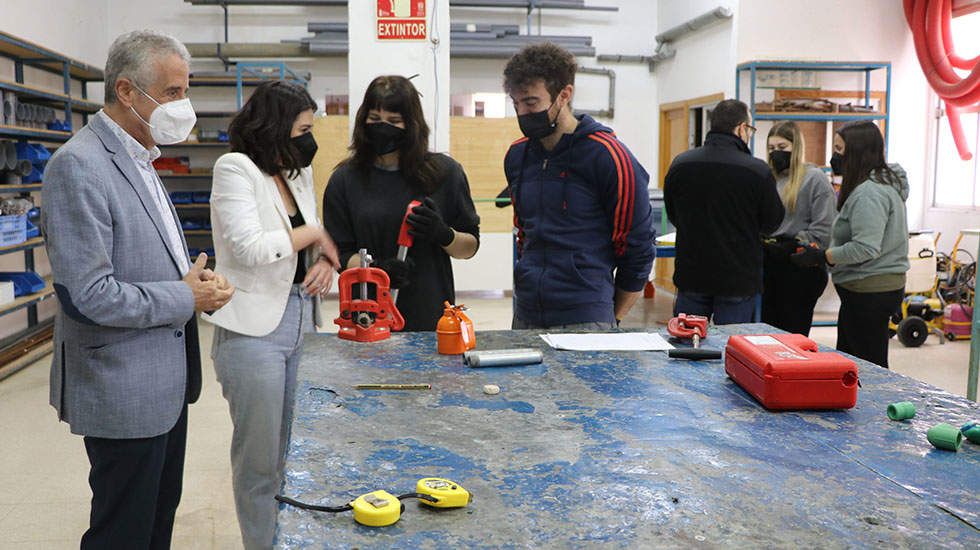  Un momento de la visita al centro donde se imparte este programa de formación para el empleo 