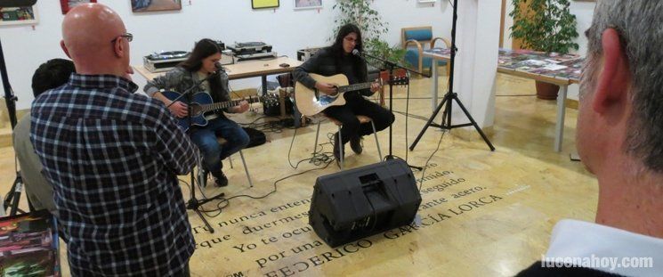  La Biblioteca municipal acoge la segunda Feria del Disco de Lucena (fotos) 